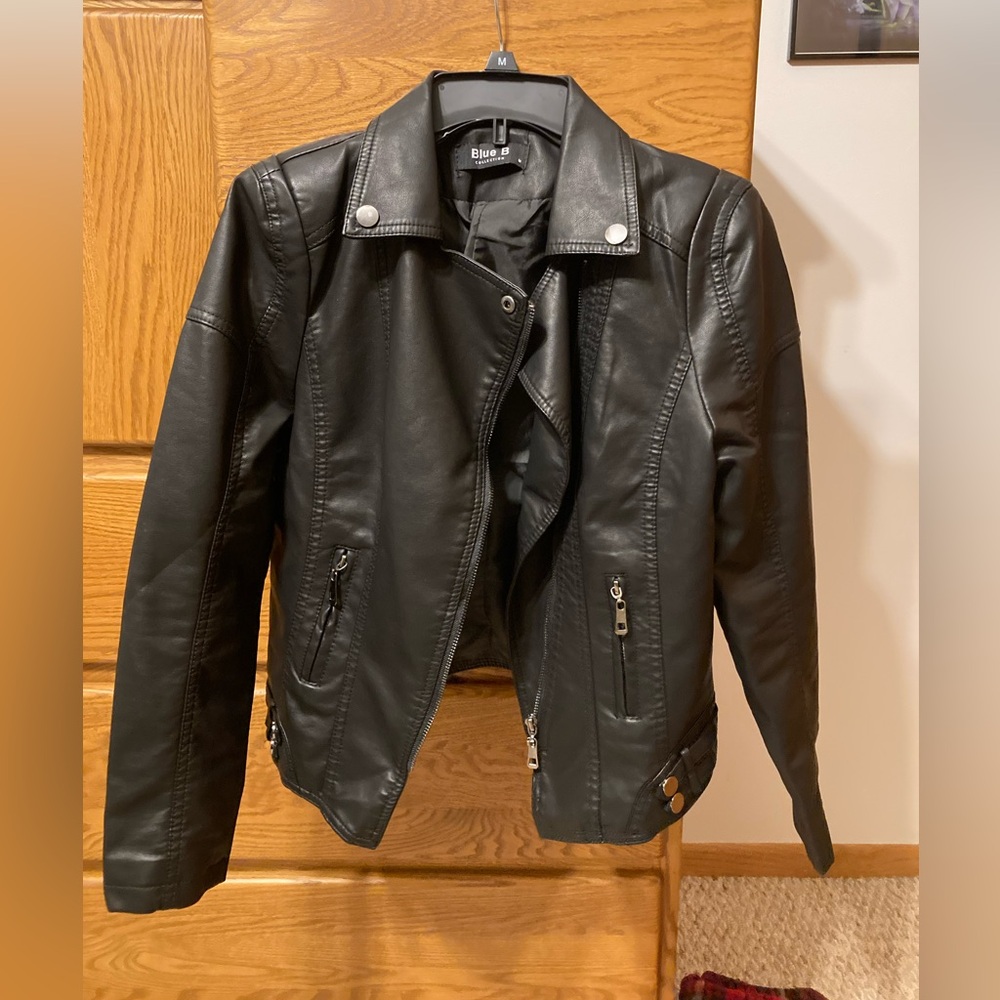 Faux leather jacket private label with shoulder pads and pockets!